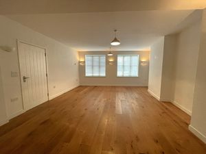 Lounge / Dining - click for photo gallery